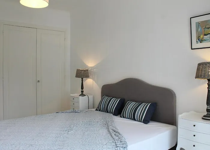 2 Pièces Face Avec Terrasse Et Parking Privatif - - Fr-1-245-151 *