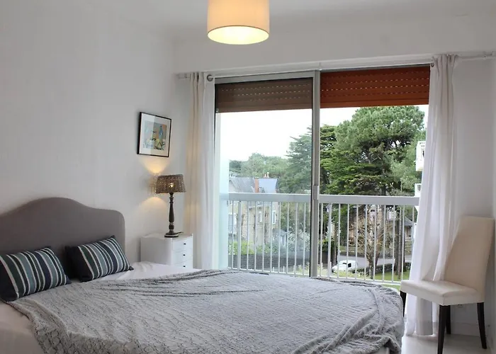 Appartement 2 Pièces Face Avec Terrasse Et Parking Privatif - - Fr-1-245-151