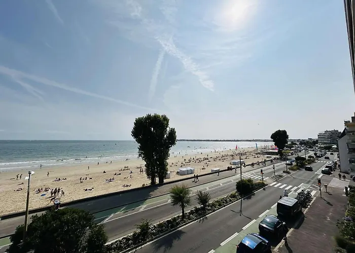 2 Pièces Face Avec Terrasse Et Parking Privatif - - Fr-1-245-151 *